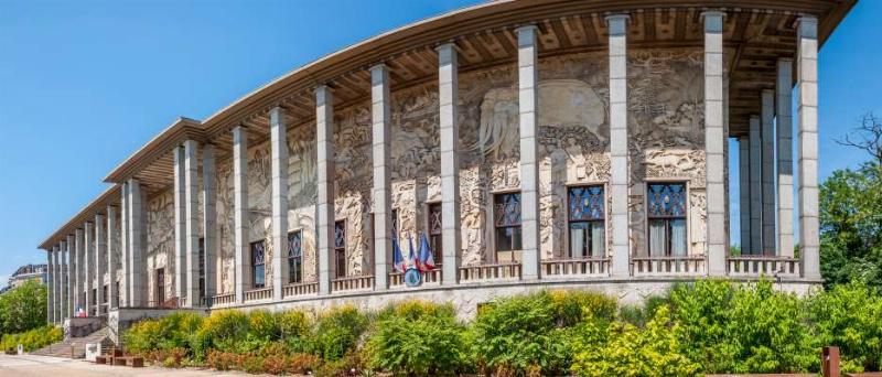 Façades emblématiques de l'architecture style moderne à Paris, montrant la richesse du design français